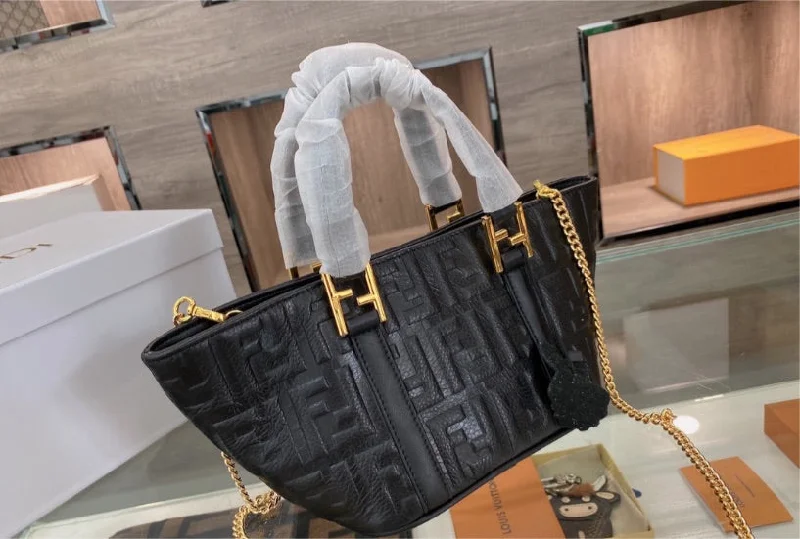 Fendi bags with a front - zip pocket for small items such as lip balm and earphonesLeather Fendi woman handbag