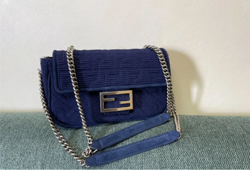 Fendi Baguette bags with a detachable shoulder strap for hands - free convenienceNew Fendi woman shoulder handbag