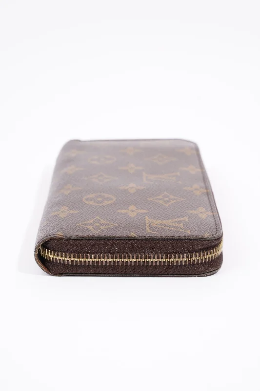 Ladies Louis Vuitton Petite Malle bags in a pastel color for a soft lookLouis Vuitton Monogram Zippy Wallet Brown Monogram Canvas