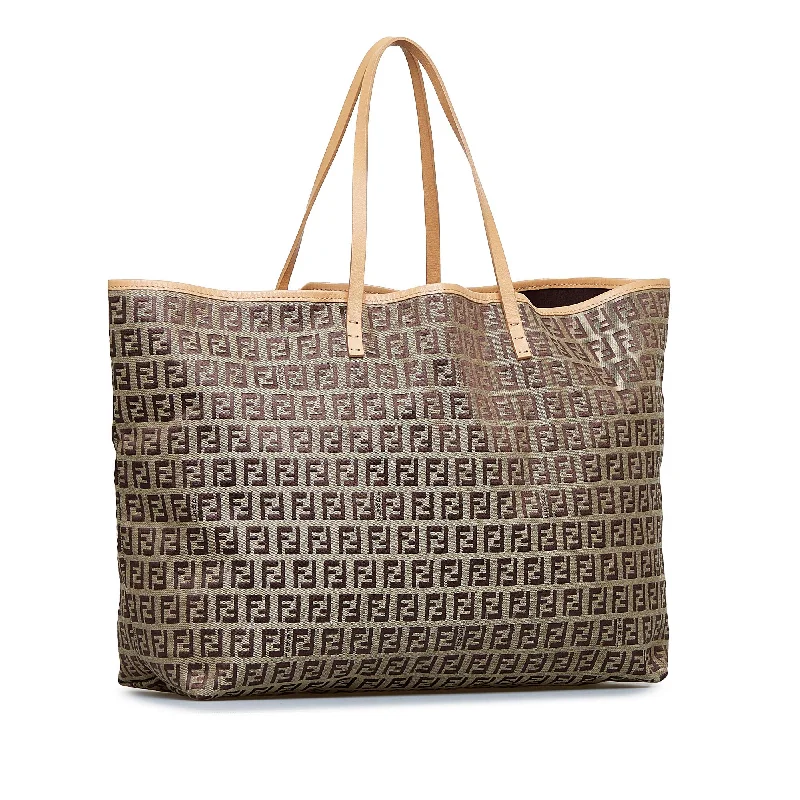 Fendi By The Way bags with a contrast - colored interior for visual interestFendi Zucchino Roll Tote (SHG-XScaCT)