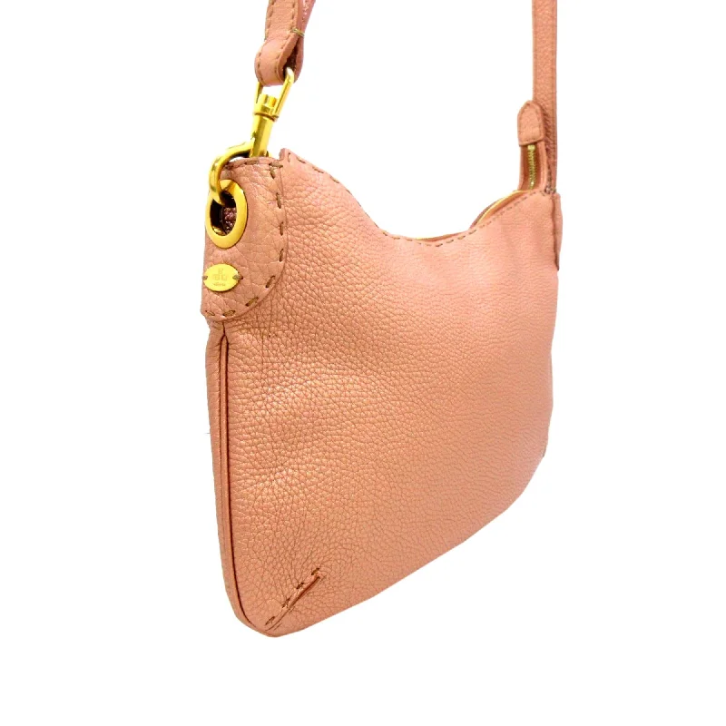 Fendi tote bags with a spacious interior and multiple pockets for daily essentialsFendi Selleria Crossbody (SHG-YyiiYv)