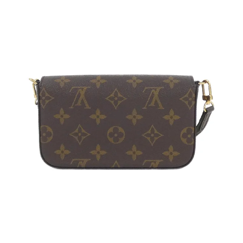 Ladies Louis Vuitton Petite Malle bags in a pastel color for a soft lookLouis Vuitton Multi Pochette Felicy