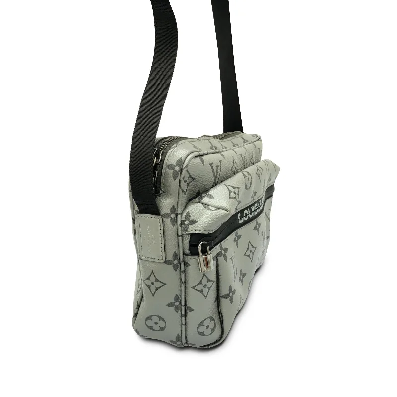 Louis Vuitton Twist bags with a snakeskin - effect panel for a bold lookLouis Vuitton Monogram Reflect Outdoor Messenger PM (QntoSq)