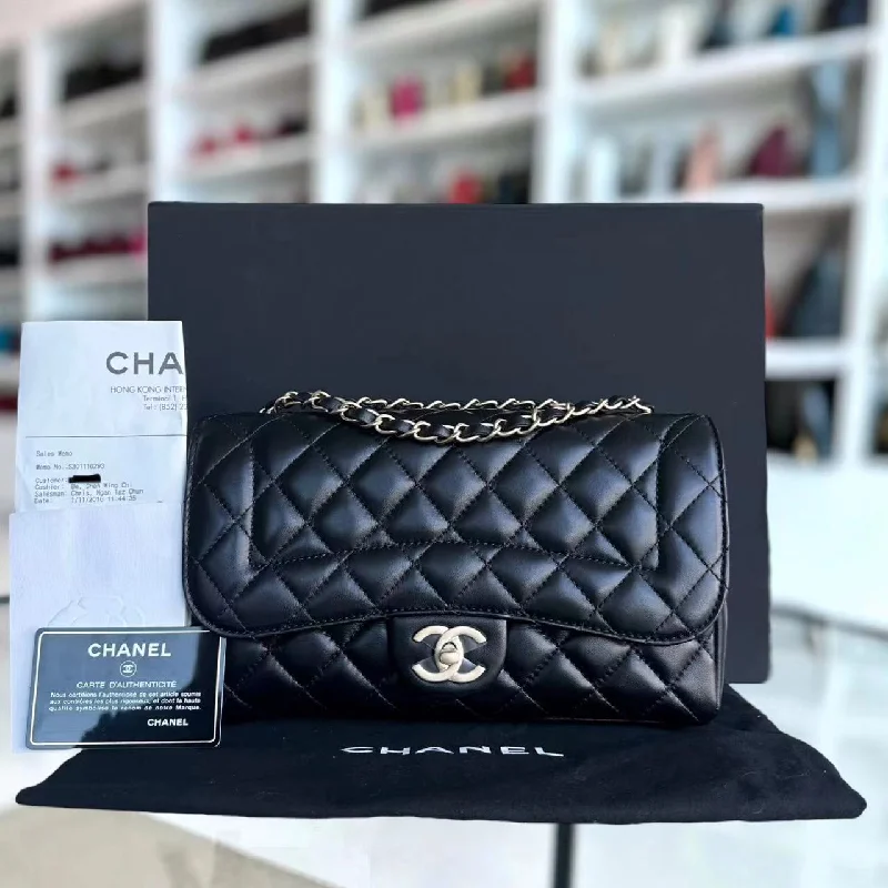 Chanel bags for those who value investment pieces*Unused, Full Set Receipt* Chic Flap Medium 26CM Quilted Lambskin Black Golden Hardware Series 21